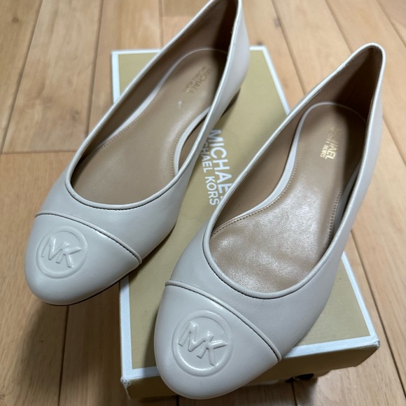 Michael Kors ‘Dylyn’ Ballet Flats - Picture 9 of 10
